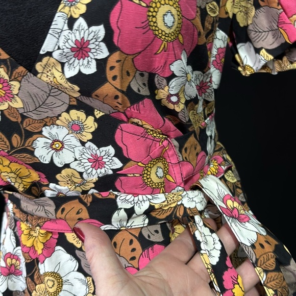 Forever 21 Wrap, low-cut V-neck,puff sleeves, tie waist,floral,linen blend - Picture 5 of 12